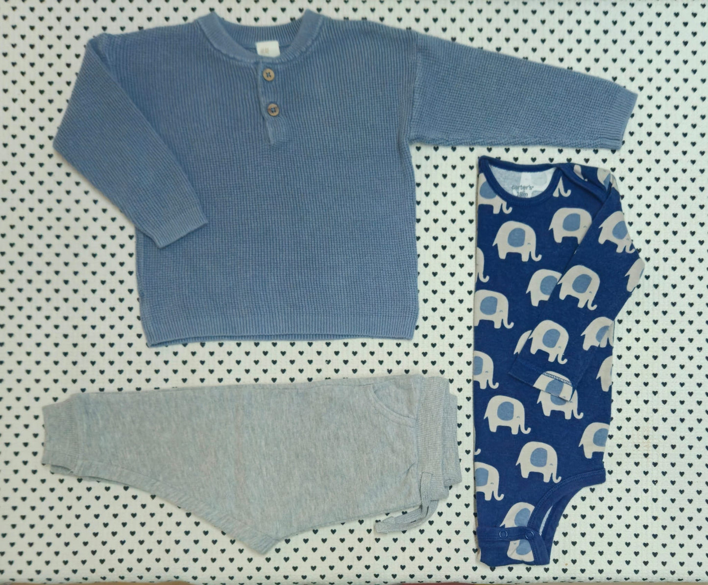 Minis Junge | Unisex | 3-tlg. Set: Body (Carter's), Strickpullover (H&M) und Trainerhose (La Redoute), Gr. 80