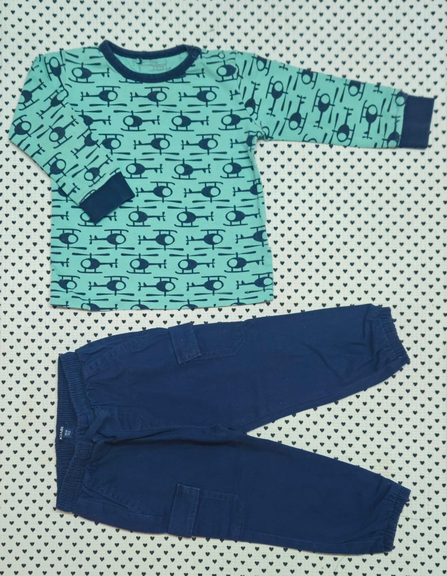 Minis Junge | 2-tlg. Set: Langarmshirt (Mads & Mette), Hose (Kiabi), Gr. 80
