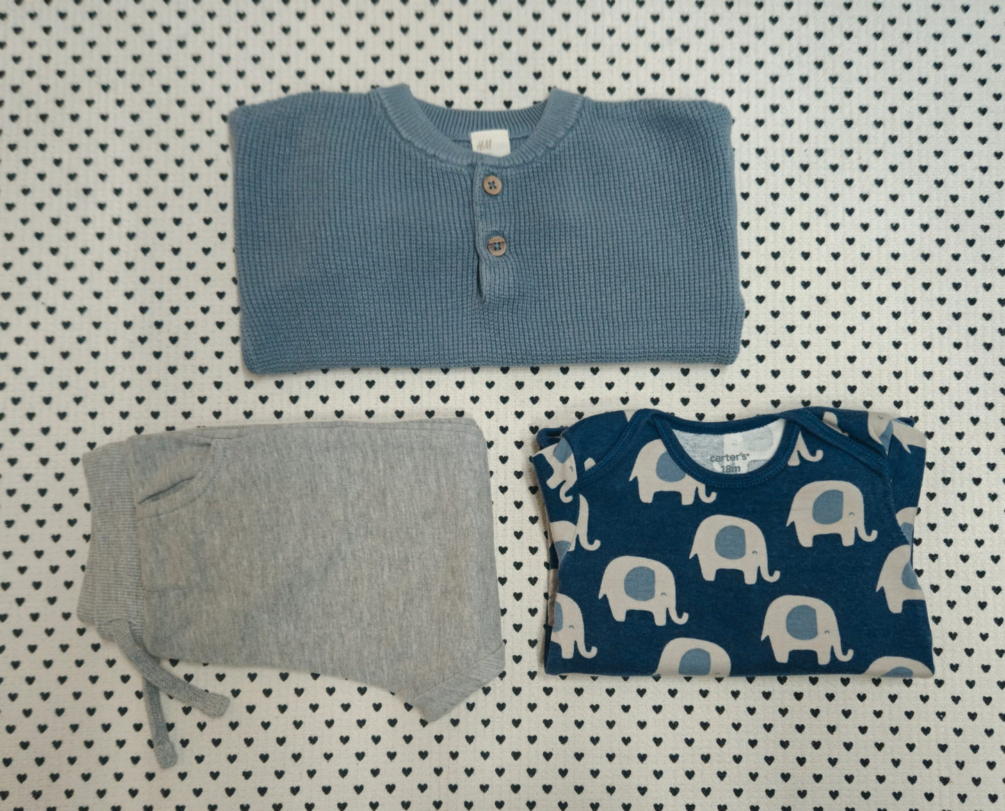 Minis Junge | Unisex | 3-tlg. Set: Body (Carter's), Strickpullover (H&M) und Trainerhose (La Redoute), Gr. 80