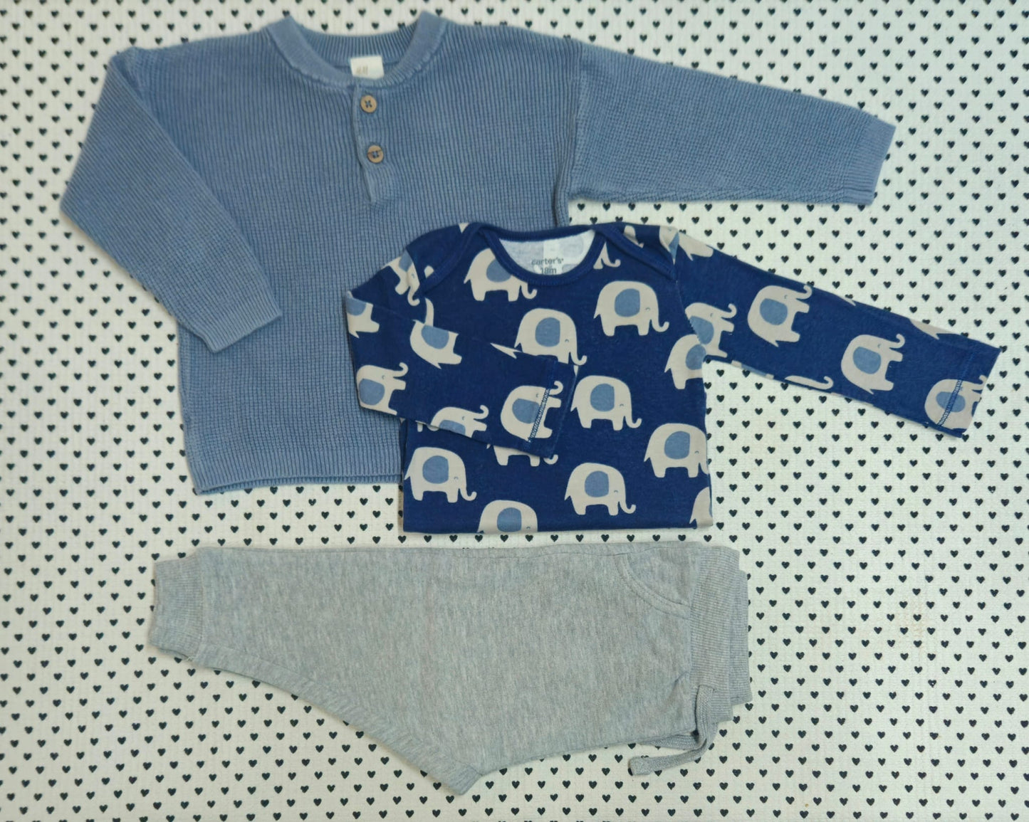 Minis Junge | Unisex | 3-tlg. Set: Body (Carter's), Strickpullover (H&M) und Trainerhose (La Redoute), Gr. 80