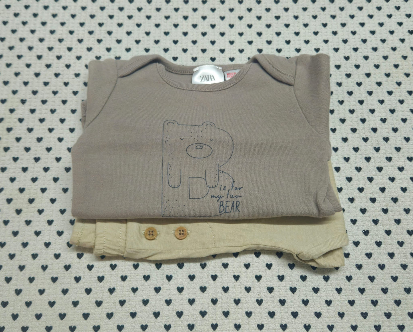 Minis Junge | Unisex | 2-tlg. Set: Body (Zara), Trainerhose (La Redoute), Gr. 68