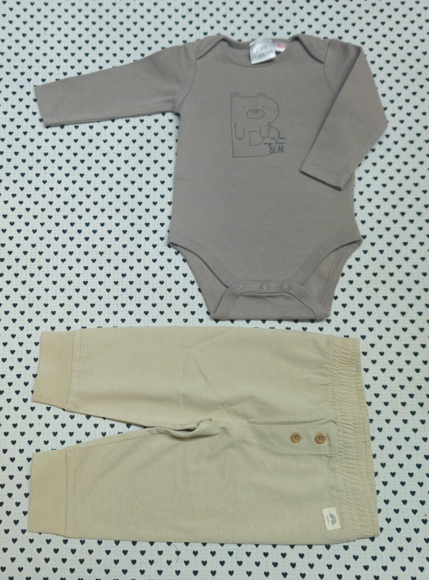 Minis Junge | Unisex | 2-tlg. Set: Body (Zara), Trainerhose (La Redoute), Gr. 68