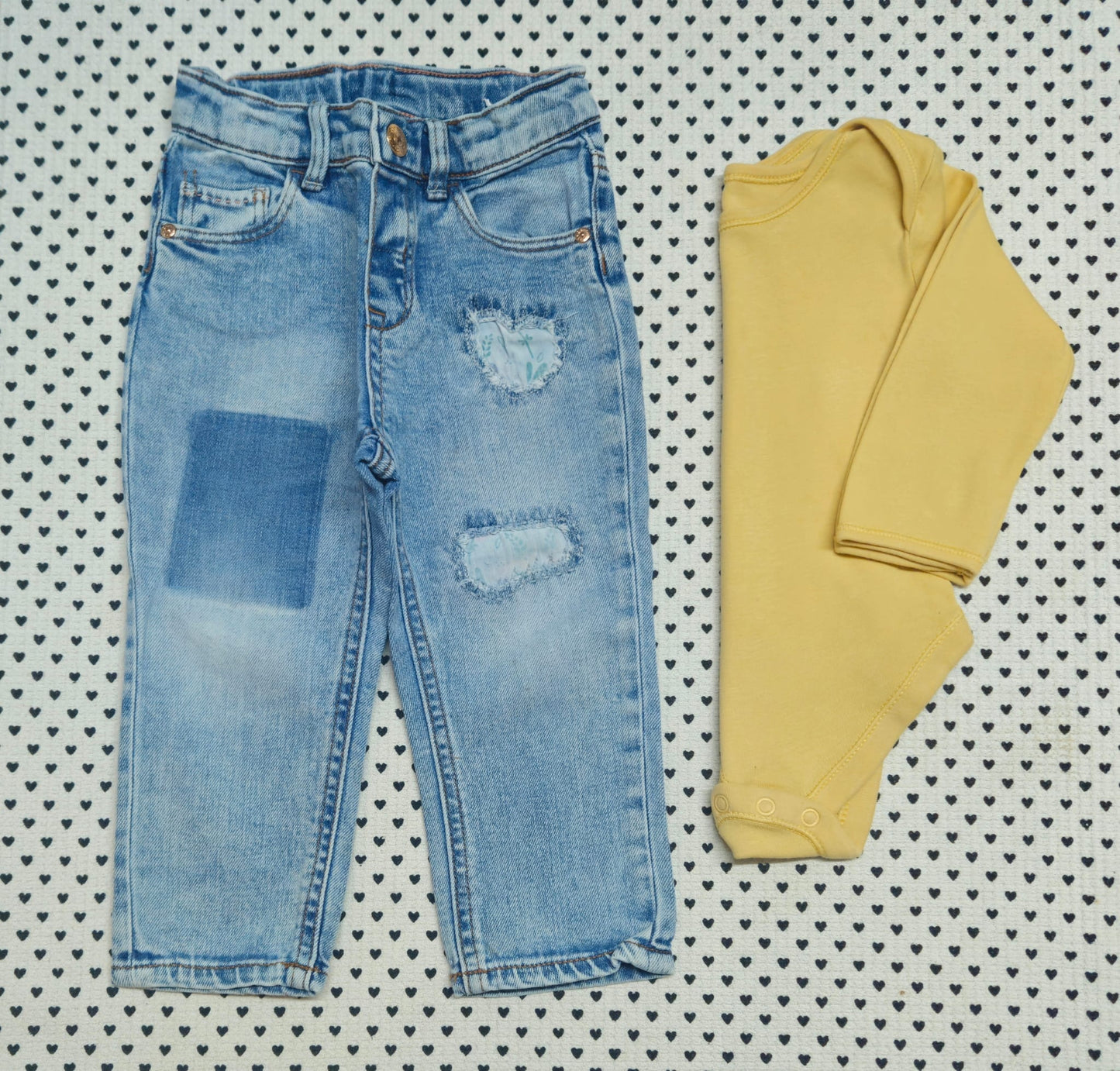 Minis Mädchen | 2-tlg. Set: Body (George) und Jeanshose (H&M), Gr. 80/86