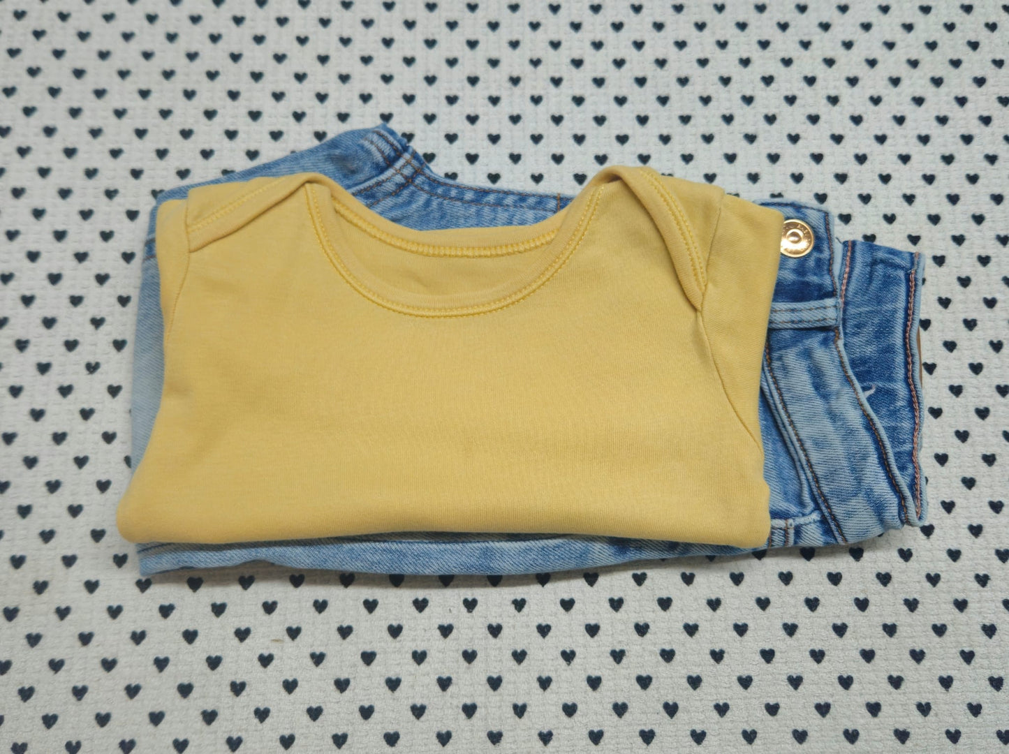Minis Mädchen | 2-tlg. Set: Body (George) und Jeanshose (H&M), Gr. 80/86