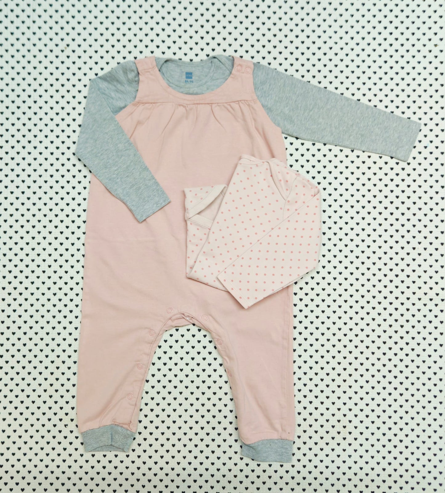 Minis Mädchen | 3-tlg. Set: 2x Body (Next und Hema), Jumpsuit/Einteiler (H&M), Gr. 86