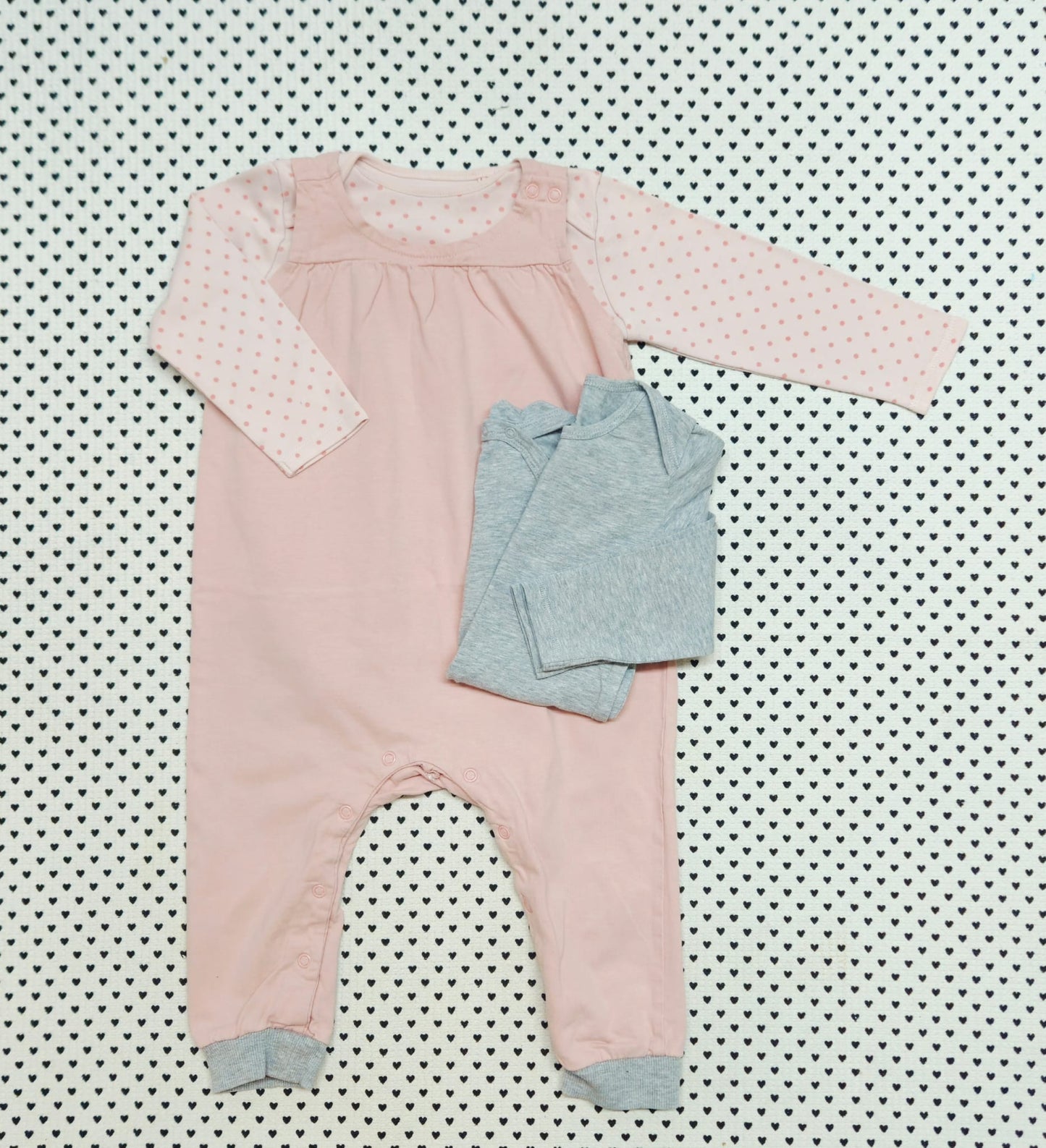 Minis Mädchen | 3-tlg. Set: 2x Body (Next und Hema), Jumpsuit/Einteiler (H&M), Gr. 86