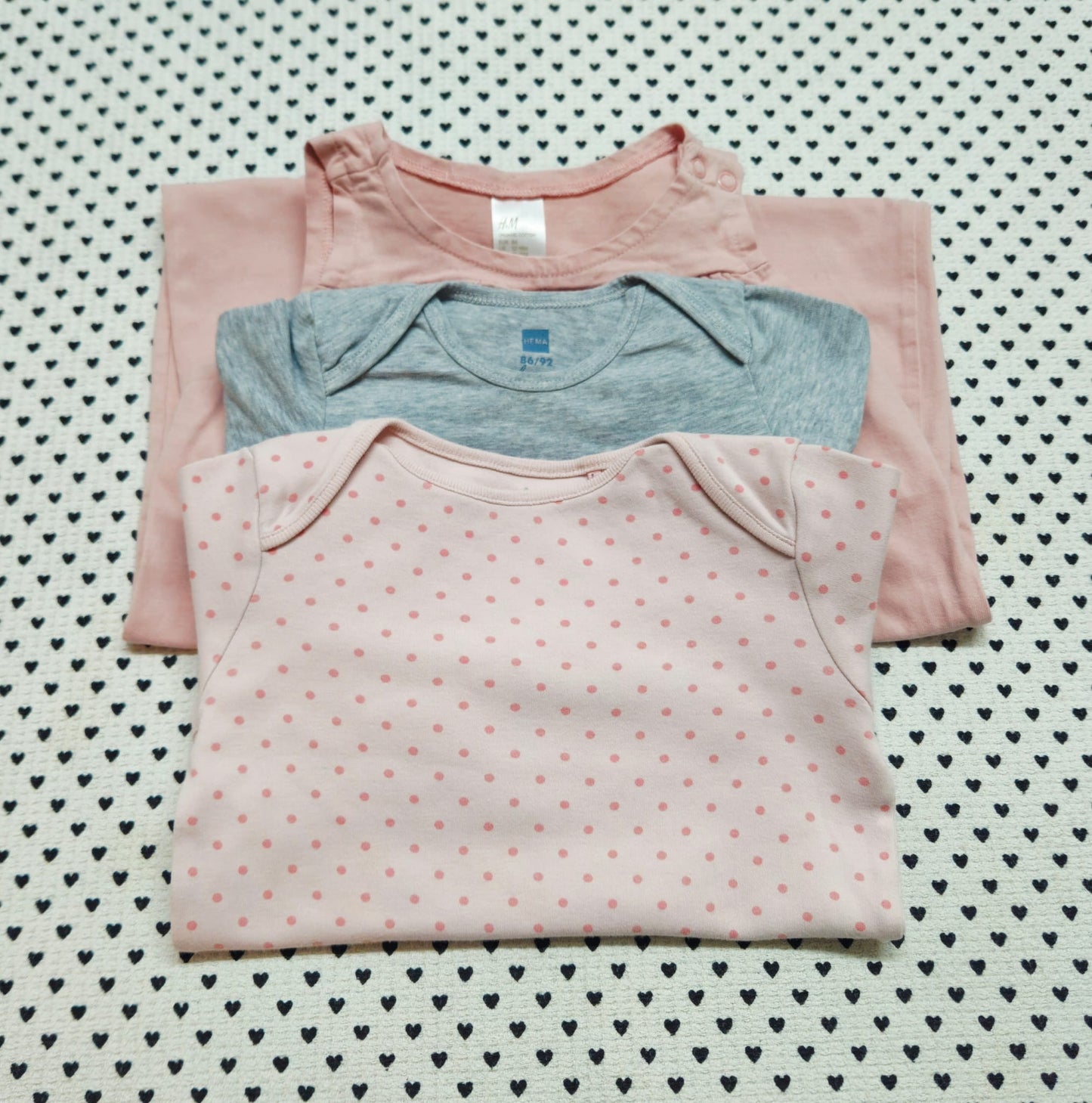 Minis Mädchen | 3-tlg. Set: 2x Body (Next und Hema), Jumpsuit/Einteiler (H&M), Gr. 86