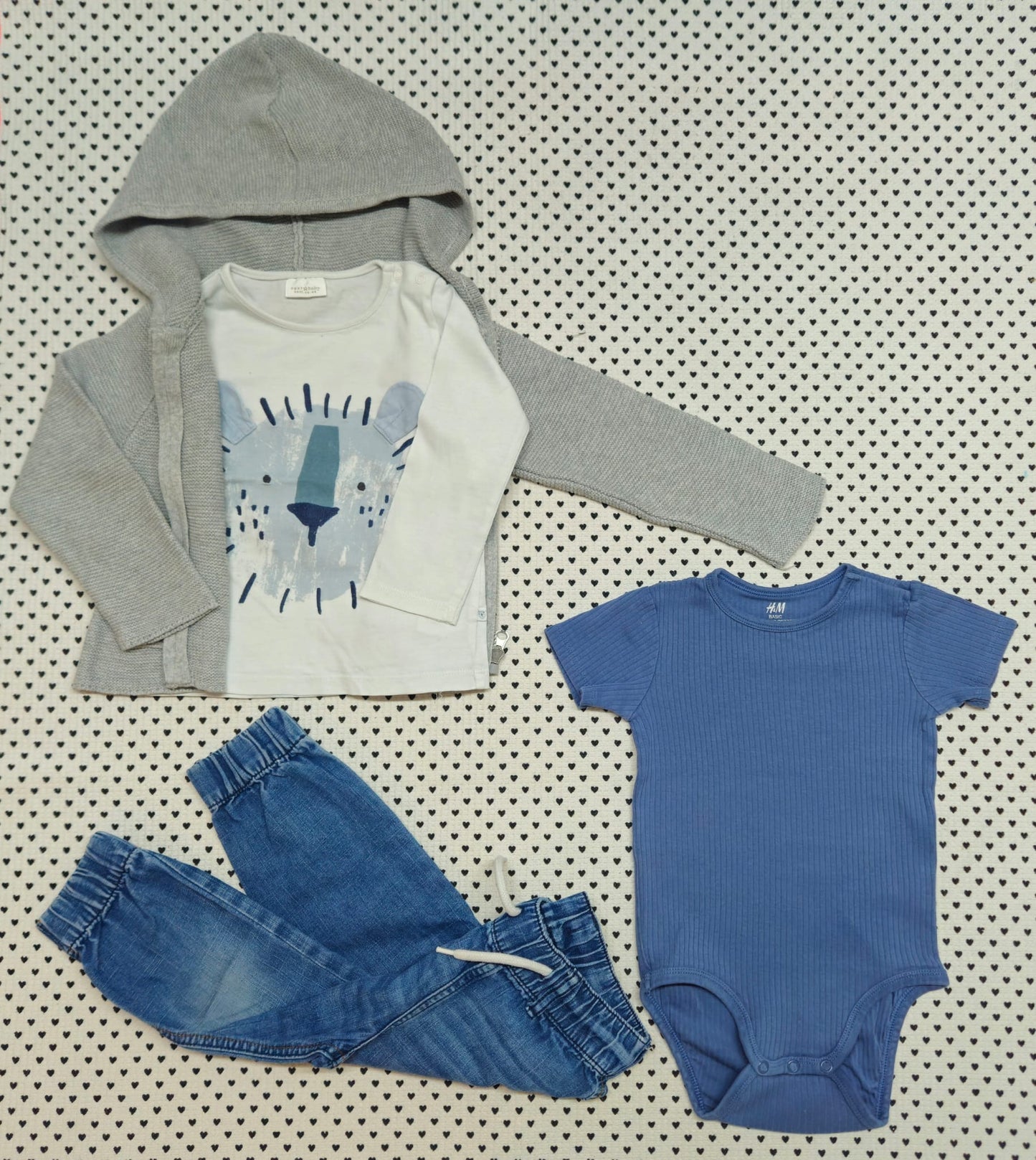 Minis Junge | 4-tlg. Set: Body (H&M), Langarmshirt (Next), Kapuzenstrickjacke (Manor), Jeanshose (H&M), Gr. 86/92