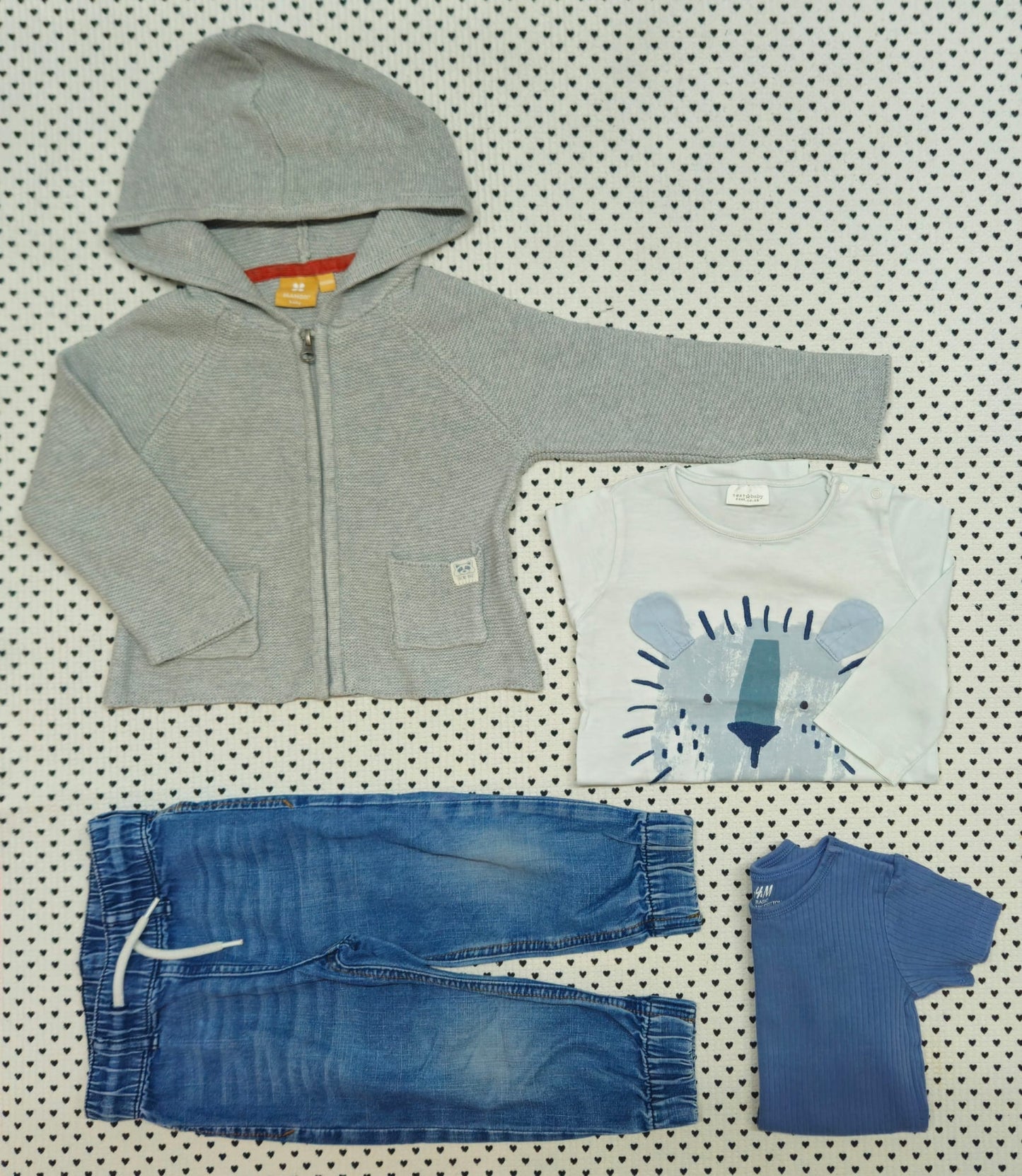 Minis Junge | 4-tlg. Set: Body (H&M), Langarmshirt (Next), Kapuzenstrickjacke (Manor), Jeanshose (H&M), Gr. 86/92