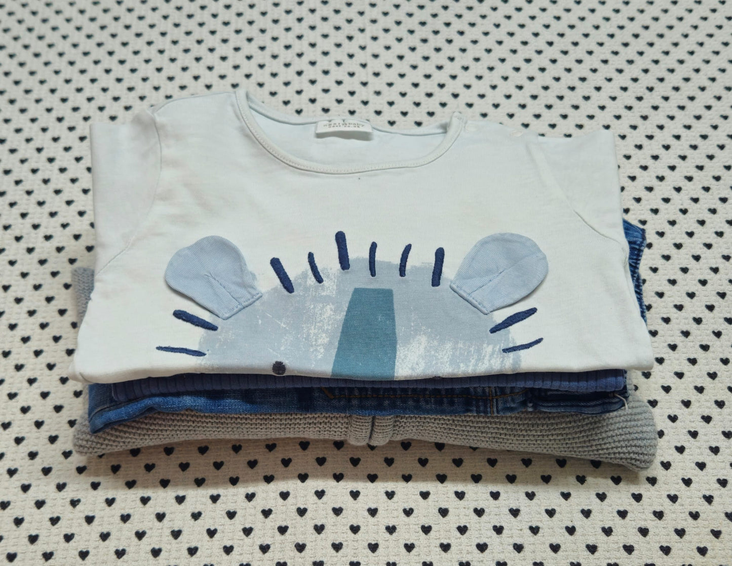 Minis Junge | 4-tlg. Set: Body (H&M), Langarmshirt (Next), Kapuzenstrickjacke (Manor), Jeanshose (H&M), Gr. 86/92