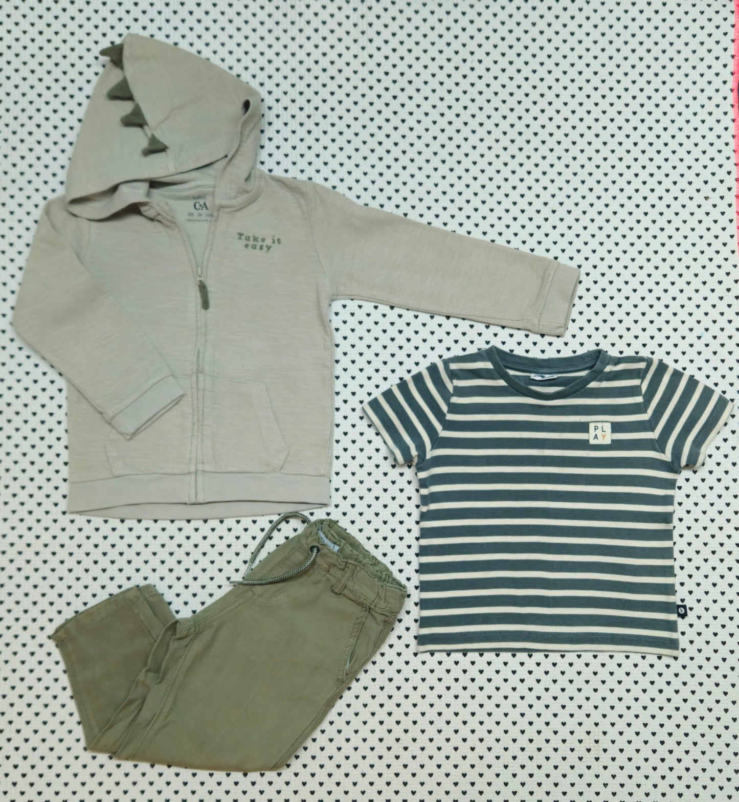Minis Junge | 3-tlg. Set: T-Shirt (Pomp de Lux), Kapuzenjacke (C&A), Stoffhose (Name It), Gr. 92