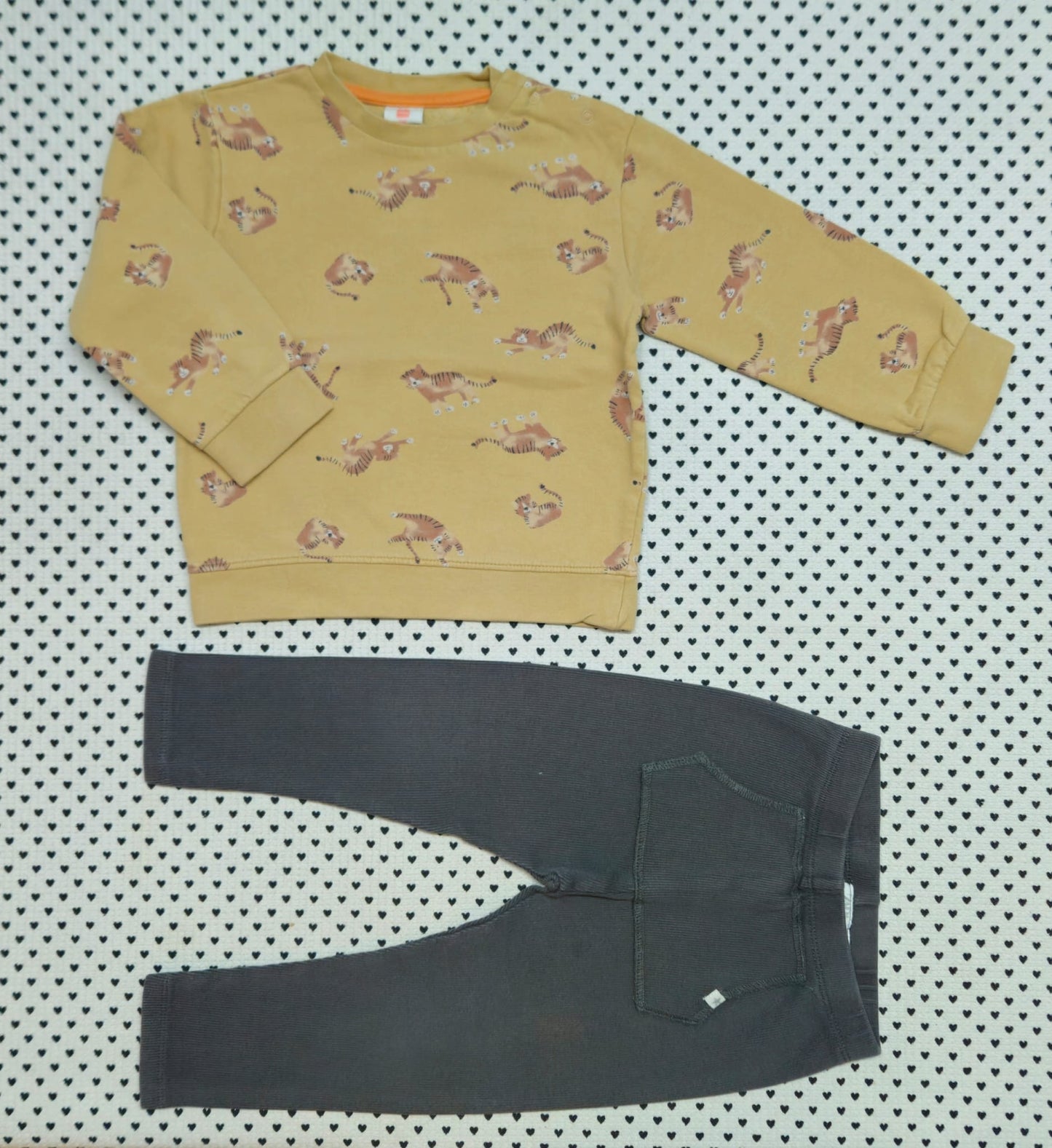 Minis Junge | Unisex | 2-tlg. Set: Pullover (Hema) und Leggings (Zara), Gr. 92/98