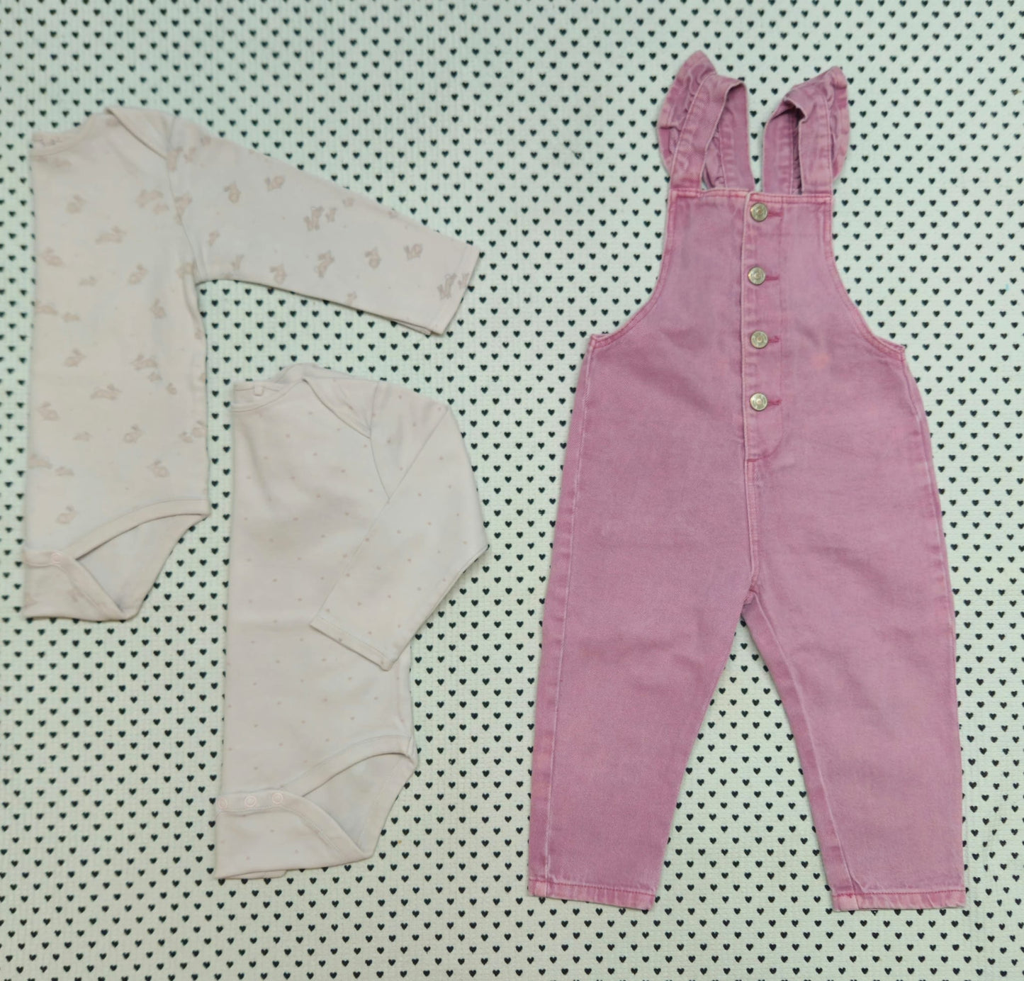Minis Mädchen | 3-tlg. Set: 2x Body (Next), Latzhose (Zara), Gr. 86/92