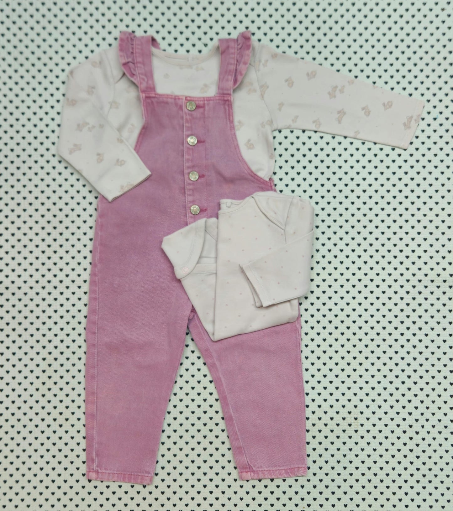 Minis Mädchen | 3-tlg. Set: 2x Body (Next), Latzhose (Zara), Gr. 86/92