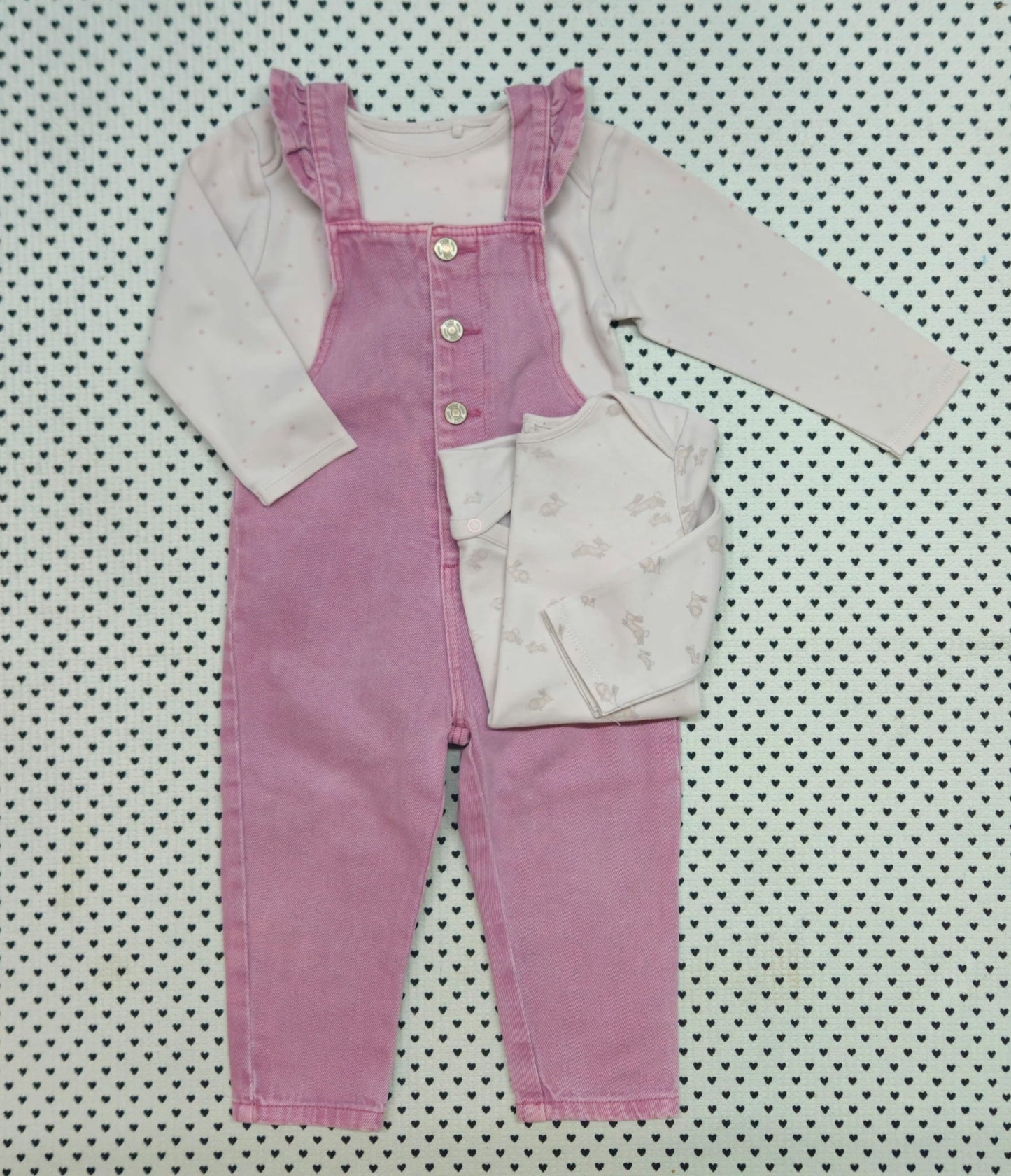 Minis Mädchen | 3-tlg. Set: 2x Body (Next), Latzhose (Zara), Gr. 86/92