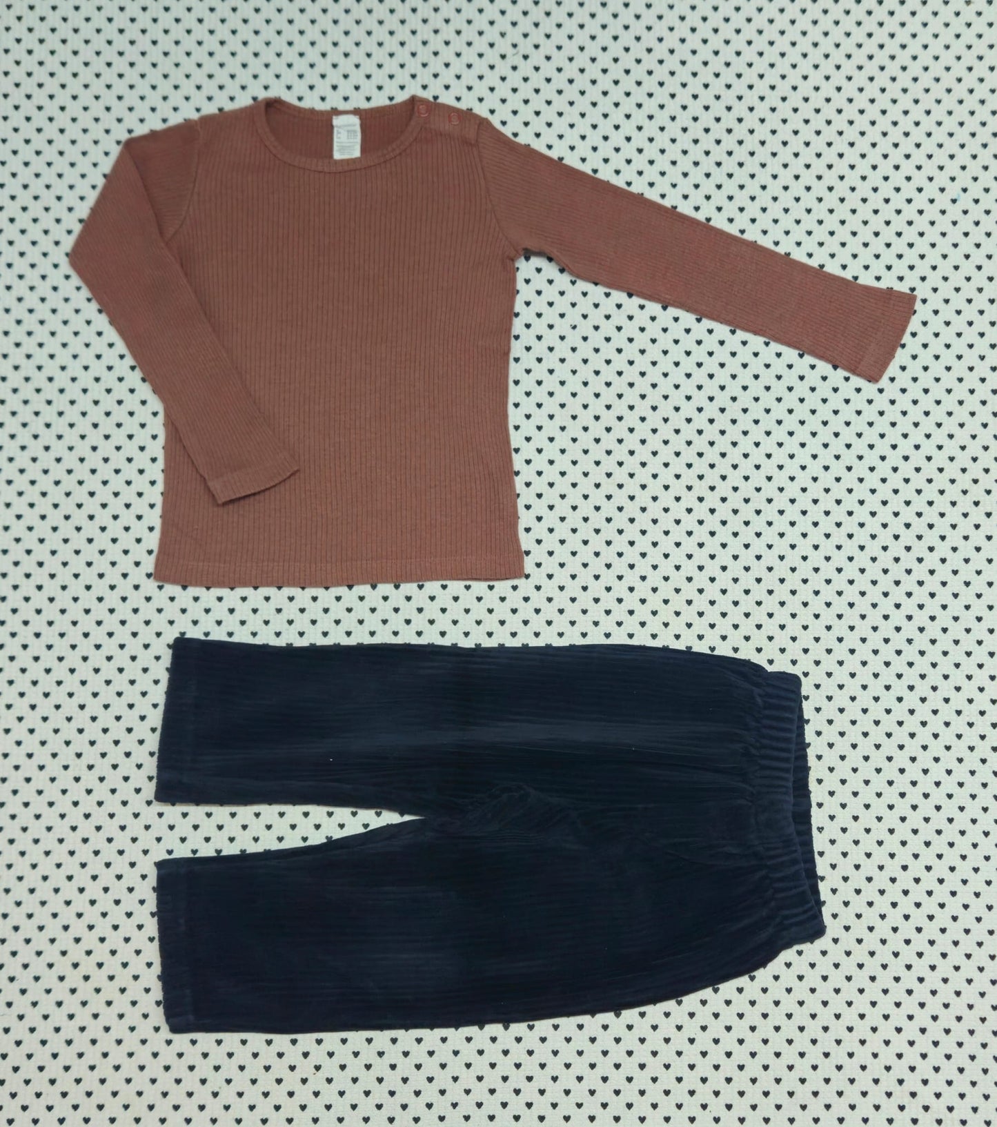 Kids | Junge | Unisex | 2-tlg. Set: Langarmshirt mit Wollanteil (Hessnatur) und Cordhose (Zara), Gr. 98/104