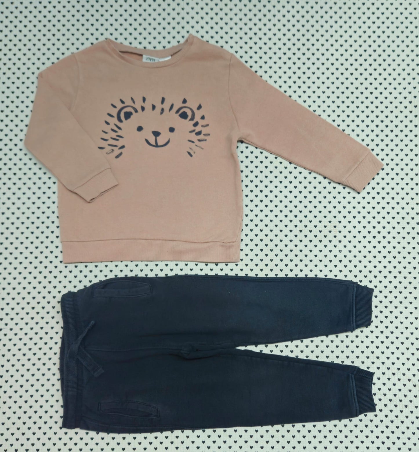 Kids | Junge | Unisex | 2-tlg. Set: Pullover und Trainerhose (Zara), Gr. 104