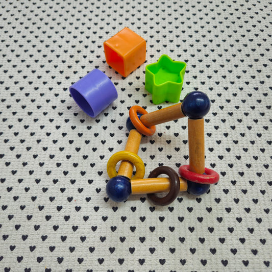 Spielsachen | Holz-Greifling mit bunten Ringen