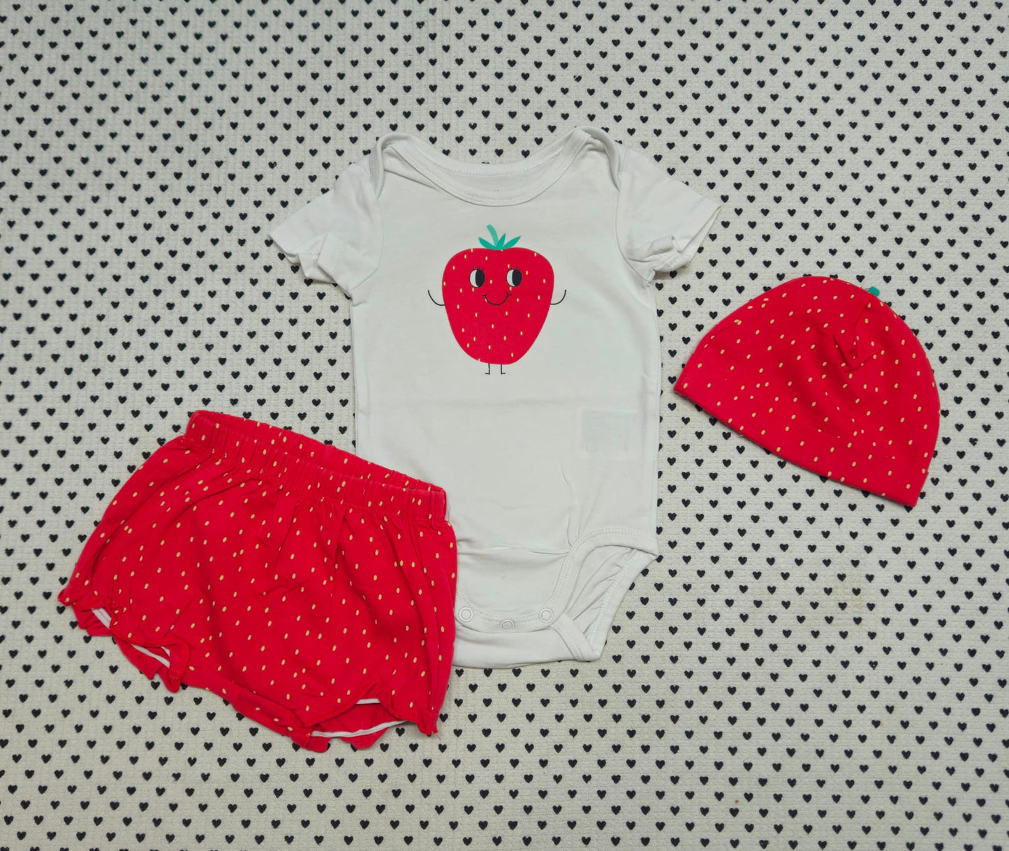 Minis Mädchen | Unisex | 3-tlg. Set: Body kurzarm, Bloomers/Shorts und Mütze (H&M), Gr. 62