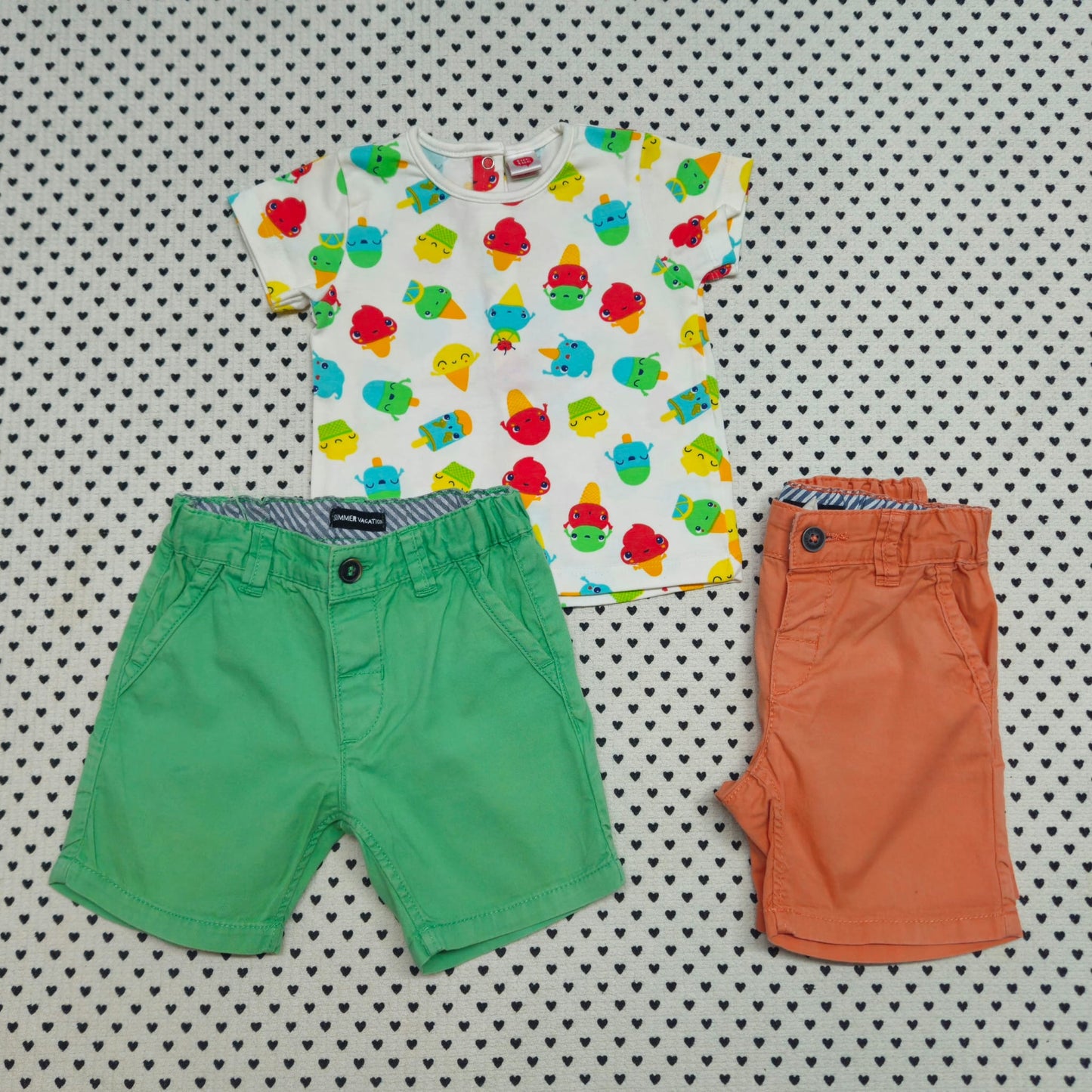 Minis Junge | Unisex | 3-tlg. Set: T-Shirt (TucTuc) und 2x Shorts (H&M), Gr. 68
