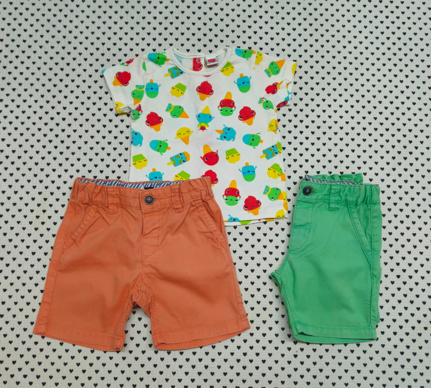 Minis Junge | Unisex | 3-tlg. Set: T-Shirt (TucTuc) und 2x Shorts (H&M), Gr. 68
