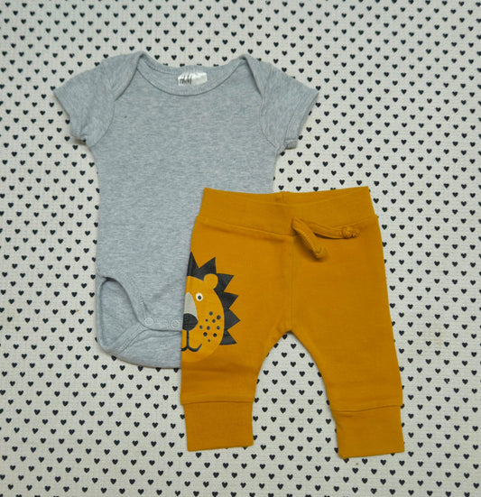 Minis Junge | 2-tlg. Set: Body (H&M) und Trainerhose (no Name), Gr. 56