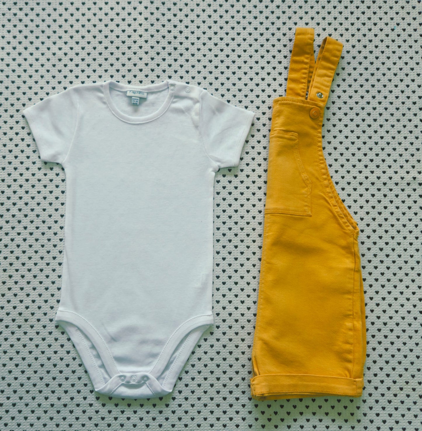 Kids | Junge | Unisex | 2-tlg. Set: Body kurzarm (Fagottino) und Jeans-Latzhose (Zara), Gr. 98