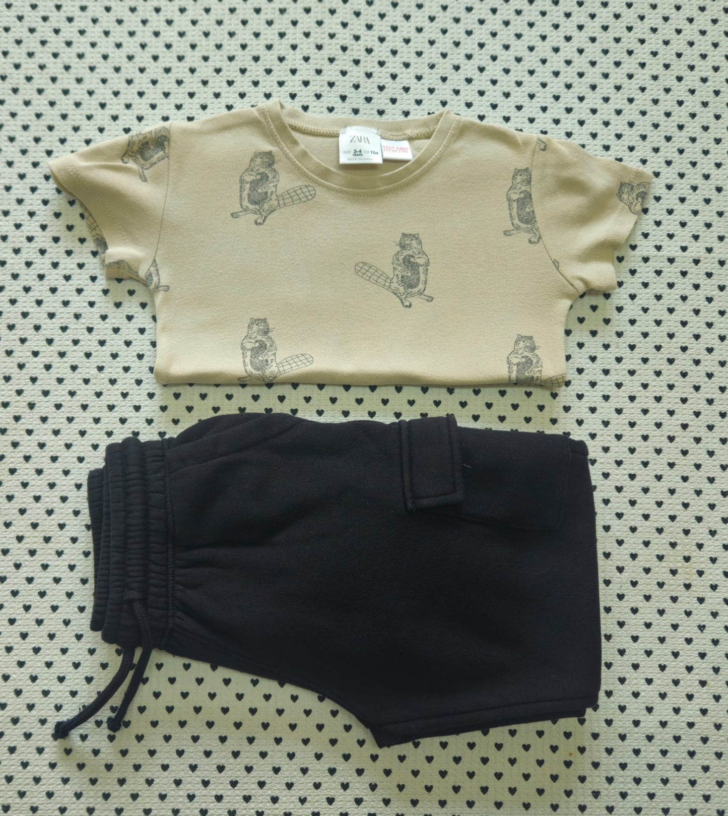 Kids | Junge | Unisex | 2-tlg. Set: T-Shirt (Zara) und Trainerhose (H&M), Gr. 98